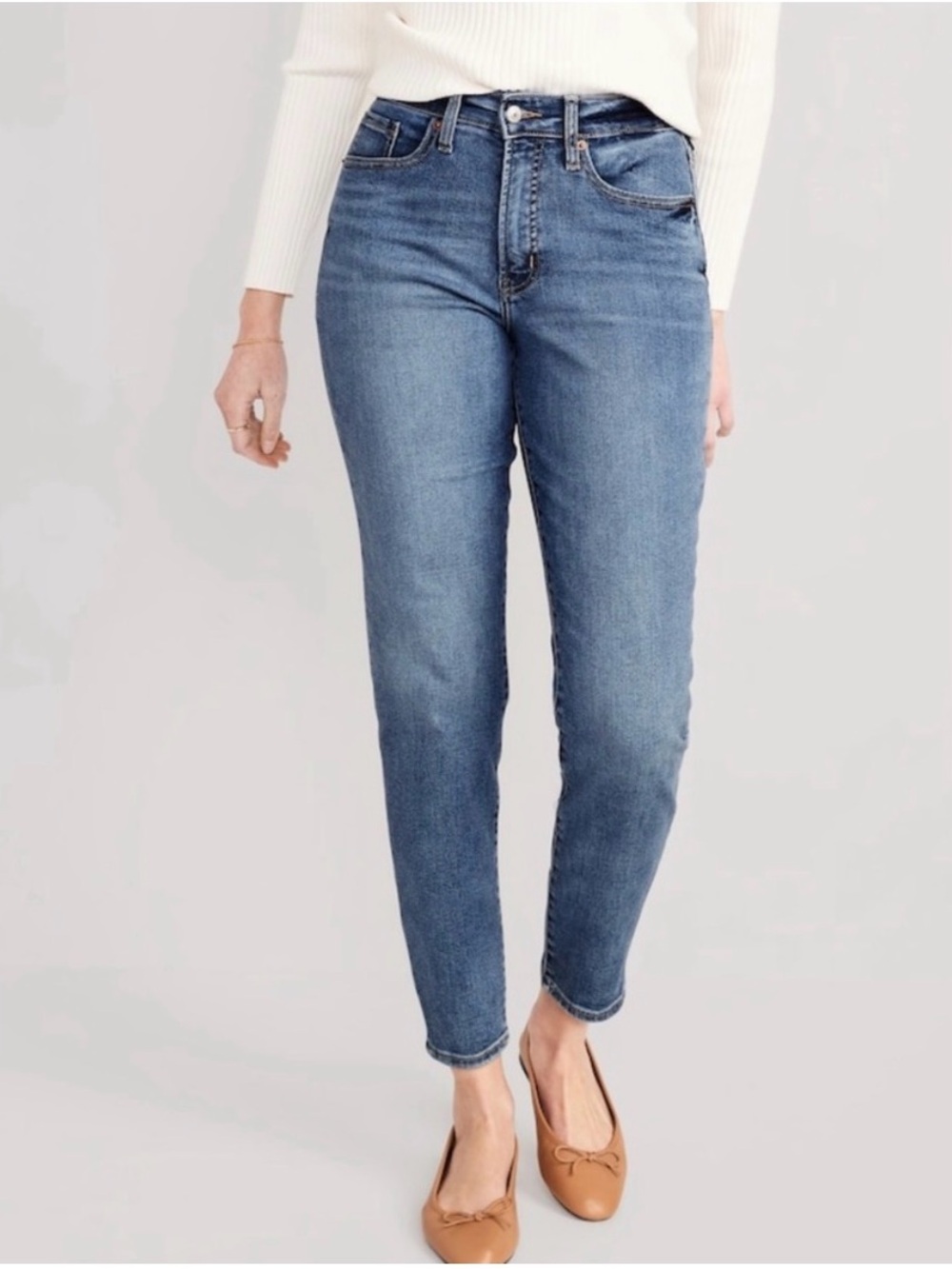 👖 Old Navy medium wash high-rise straight leg jeans. Size 8.